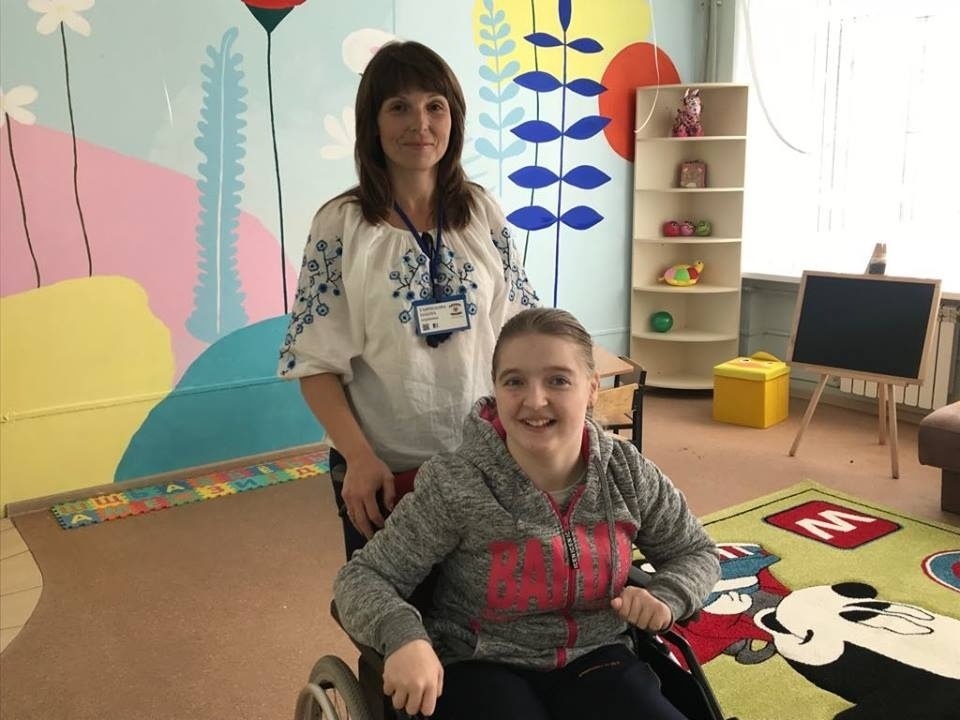 Олена з донькою на відкритті центру