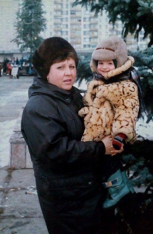 Влад з мамою у Рубіжному, позаду них центральна площа міста