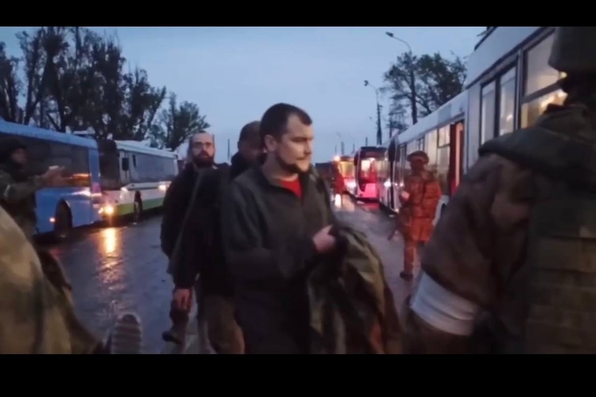 На відео Ольга побачила свого коханого Андрія, він разом з іншими оборонцями та медиками виходив за наказом у ворожий полон