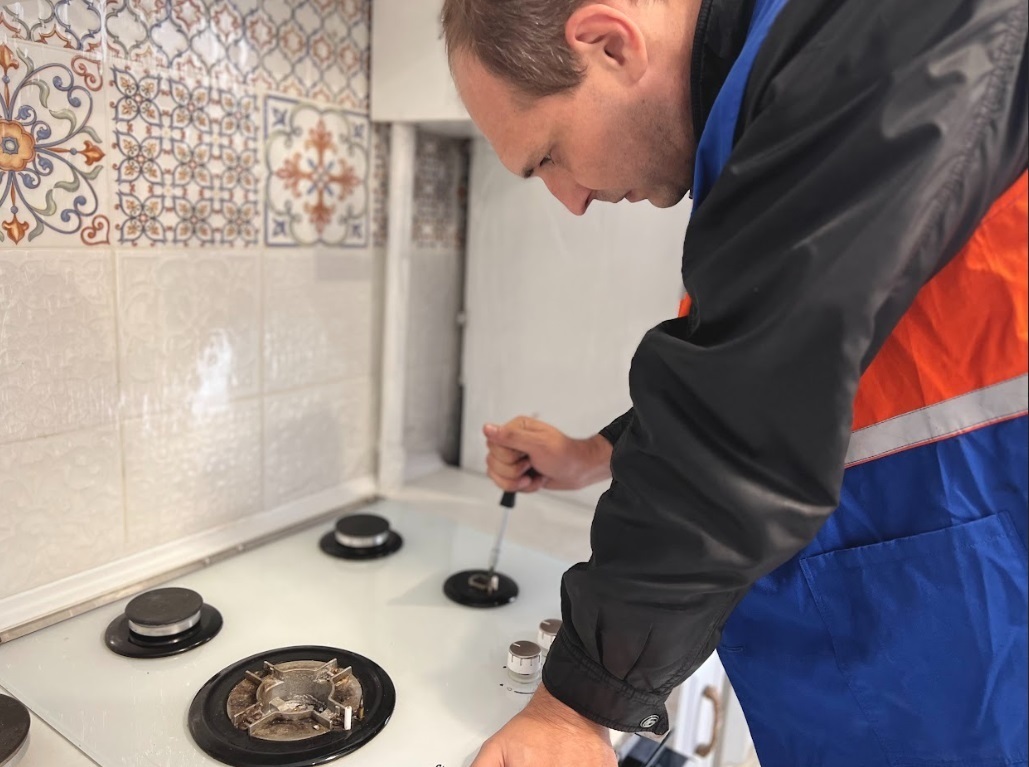 Слюсар біля газового обладнання 