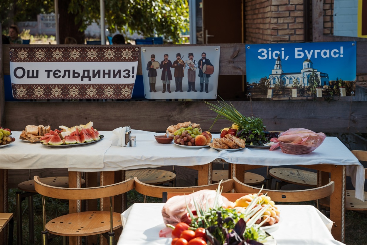 Такими написами грецькою зустрічали Донецькі греки гостей на Панаїр у київському гідропарку