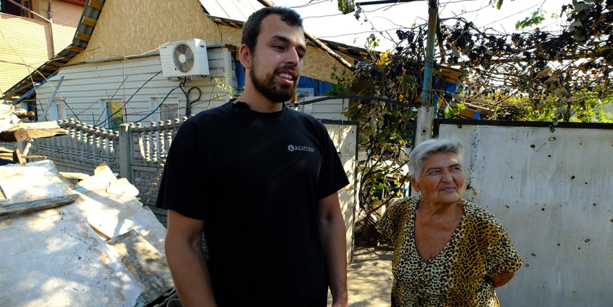 Богдан Зуяков разом з командою волонтерів повністю відновили дах зруйнованого від російських обстрілів будинку в Святогірську