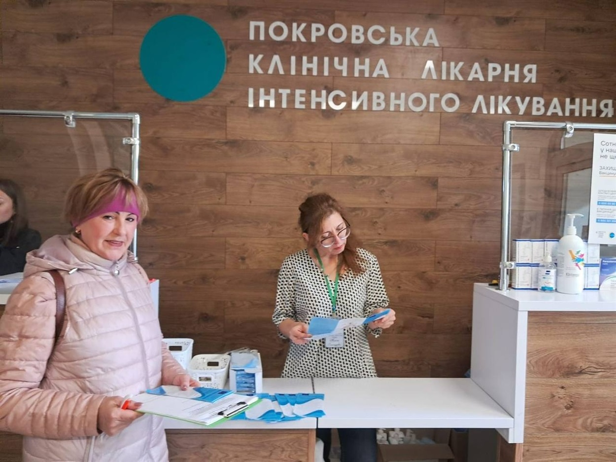 Волонтери виявили, що приміщення всіх чотирьох закладів облаштовані пандусами, а на сайтах та стендах закладів є інформація про організаційну структуру.