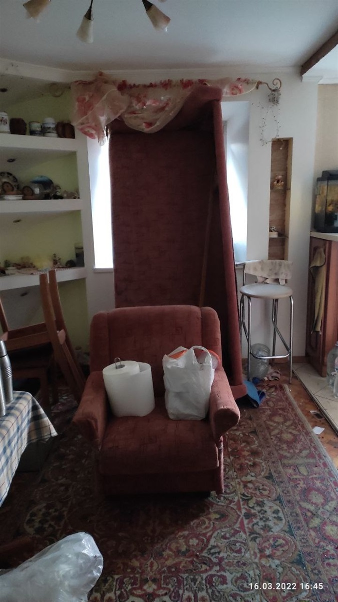Георгій намагався хоч якось прикрити вікна в квартирі