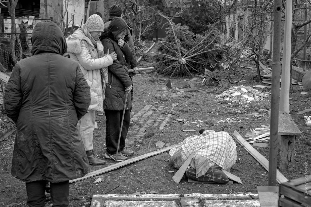 "Це фото я зробив 27 березня у Маріуполі у дворі по вулиці Євпаторійській на відстані всього лише 1200 метрів від заводу "Азовсталь". І ці люди не купалися в морі разом з іншими маріупольцями, як стверджує Діанов у своєму інтерв'ю. А як і інші маріупольці ховали загиблих родичів, знайомих, друзів..."