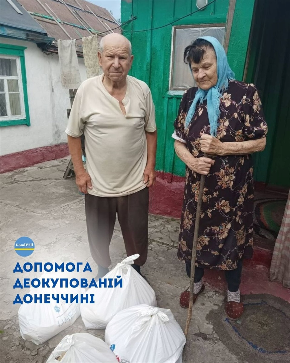 Дім цієї родини постраждав від обстрілів російських окупантів. З 9 вікон у будинку не залишилося жодного
