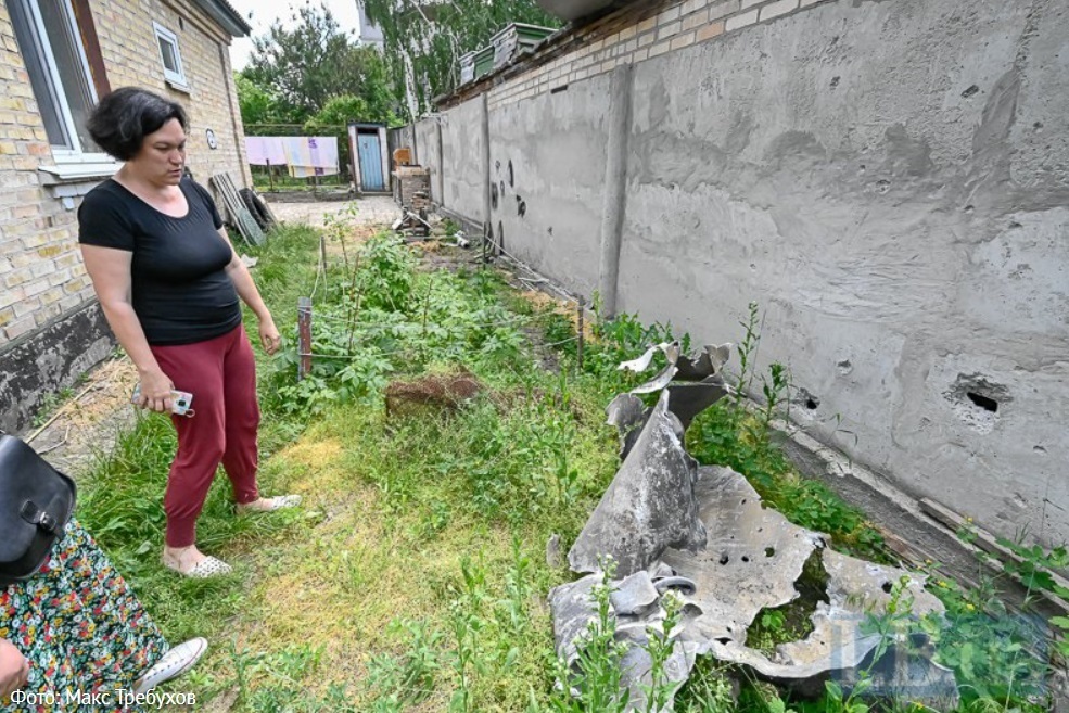 Уламки ворожих снарядів у дворі Катерина