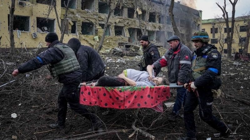 Наслідки російського удару по пологовому будинку