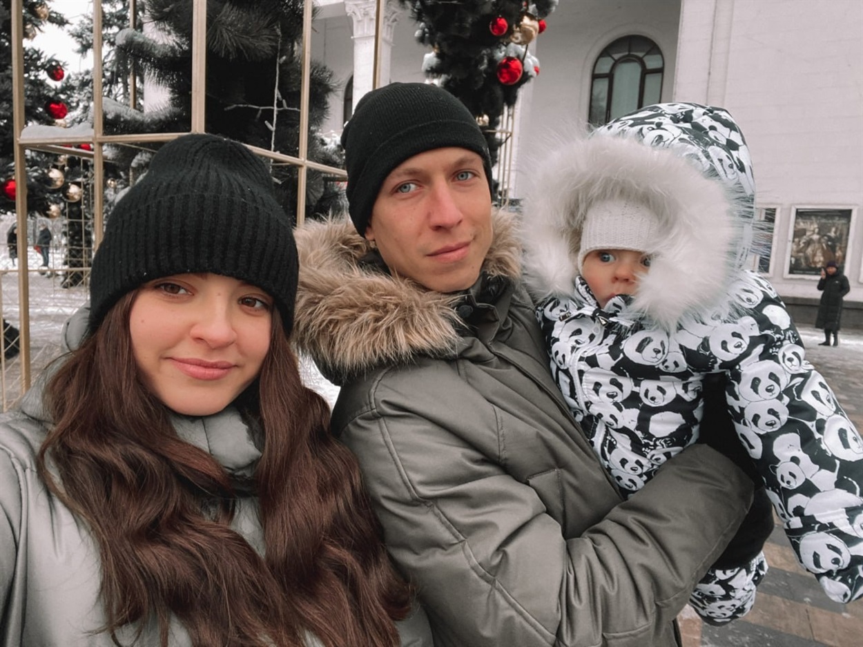 Денис Чумак разом з дружиною та маленьким сином