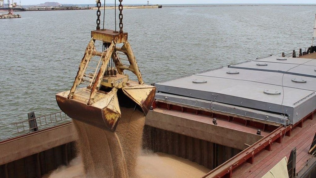 росіяни крадуть зерно з порту Маріуполь