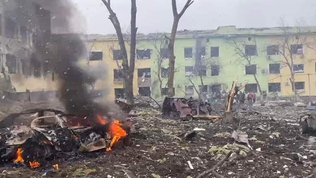 Наслідки російського удару по пологовому будинку