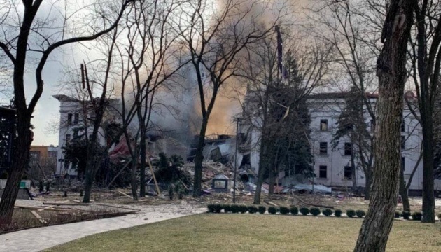 Окупанти скинули бомбу на Драмтеатр 16 березня