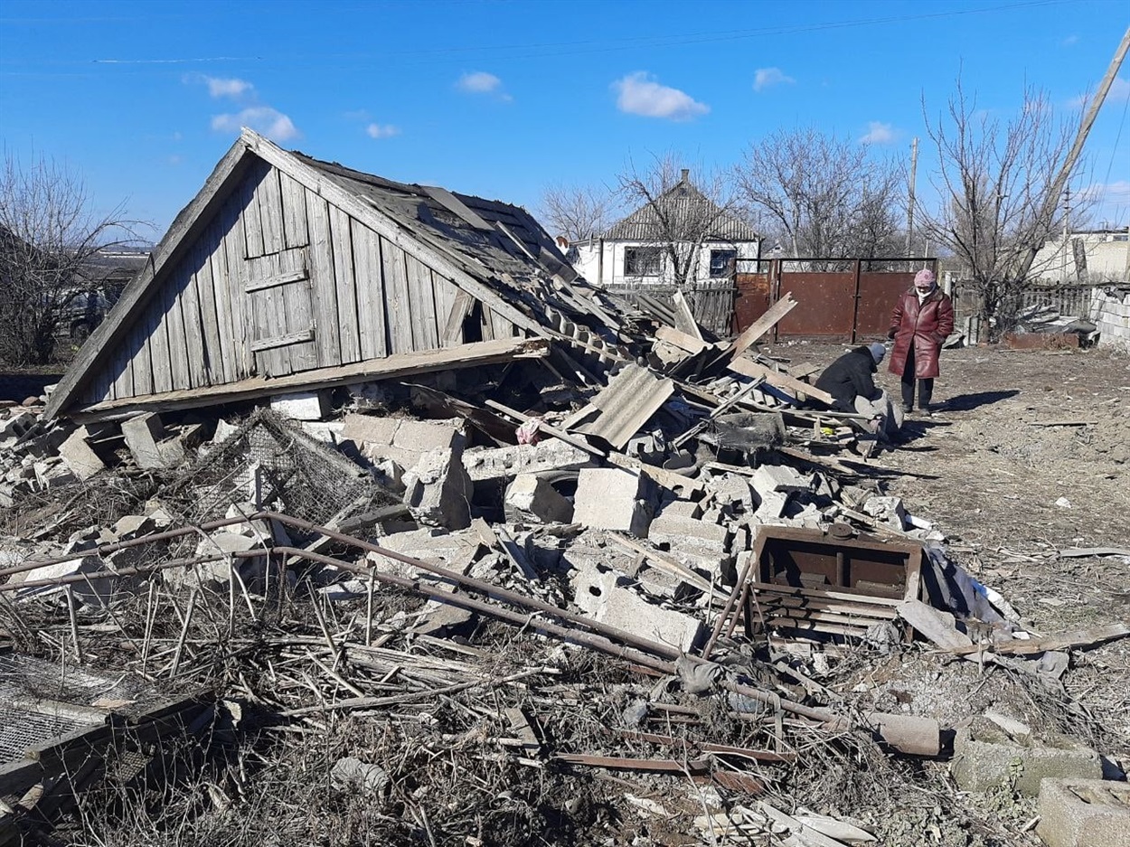 Зруйнований ворожим снарядом будинок у Красногорівці