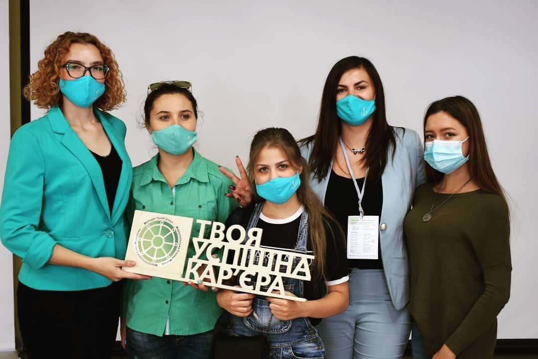Активісти працювала із молодю