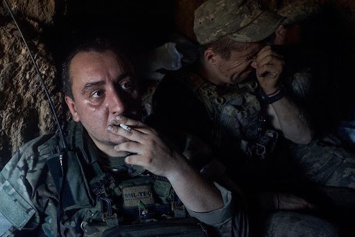 Фото з бліндажу під Бахмутом. Захисники України вимушені сидіти та лежати на тілах загиблих окупантів. Винести їх неможливо, бо вони заміновані.