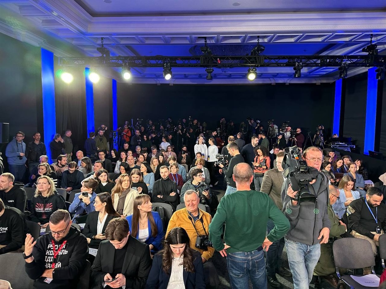 Зала, в якій проходить пресконференція.