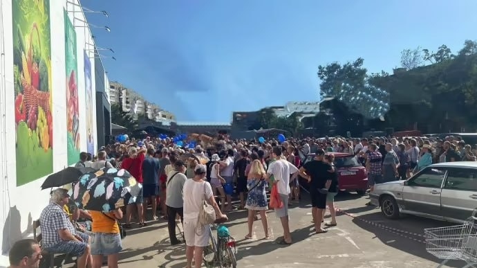 Окупанти відкрили супермаркет у будівлі колишнього імпровізованого моргу в Маріуполі 
