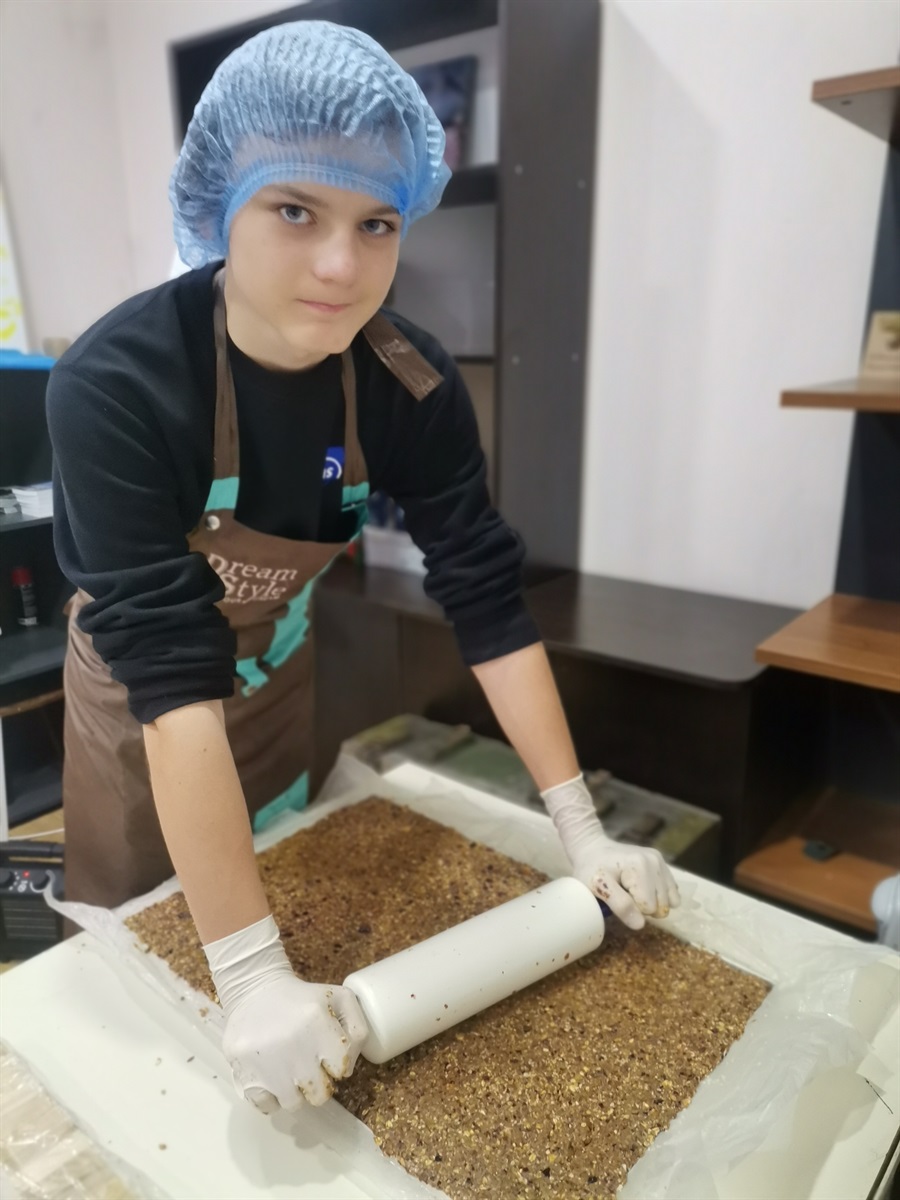 Тимофій допомагає робити батончики, у нього відповідальне завдання - гарно розкатати пласти, аби батончики були рівні і без дірочок