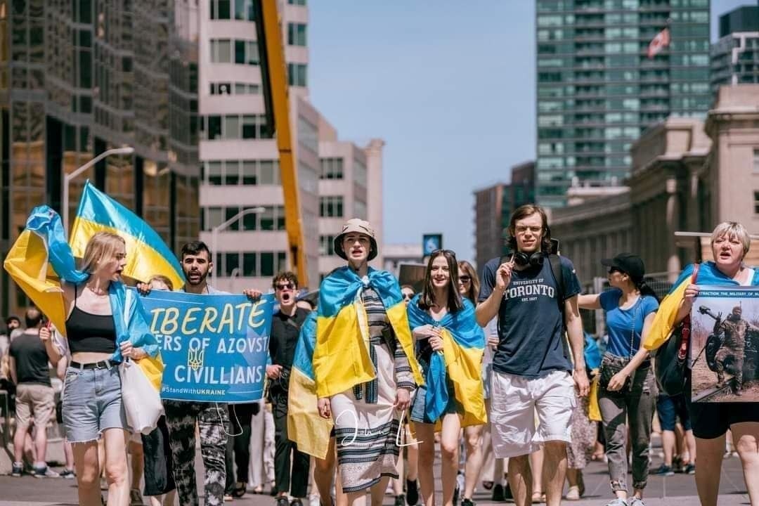 Оксана (крайня справа) на акції на підтримку оборонців Маріуполя