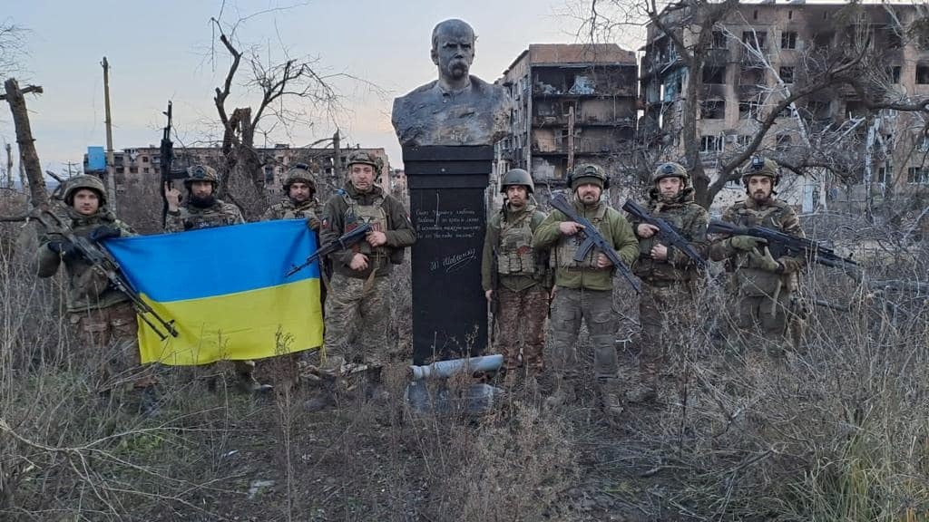 У зруйнованому Вугледарі вцілів пам'ятник Тараса Шевченка
