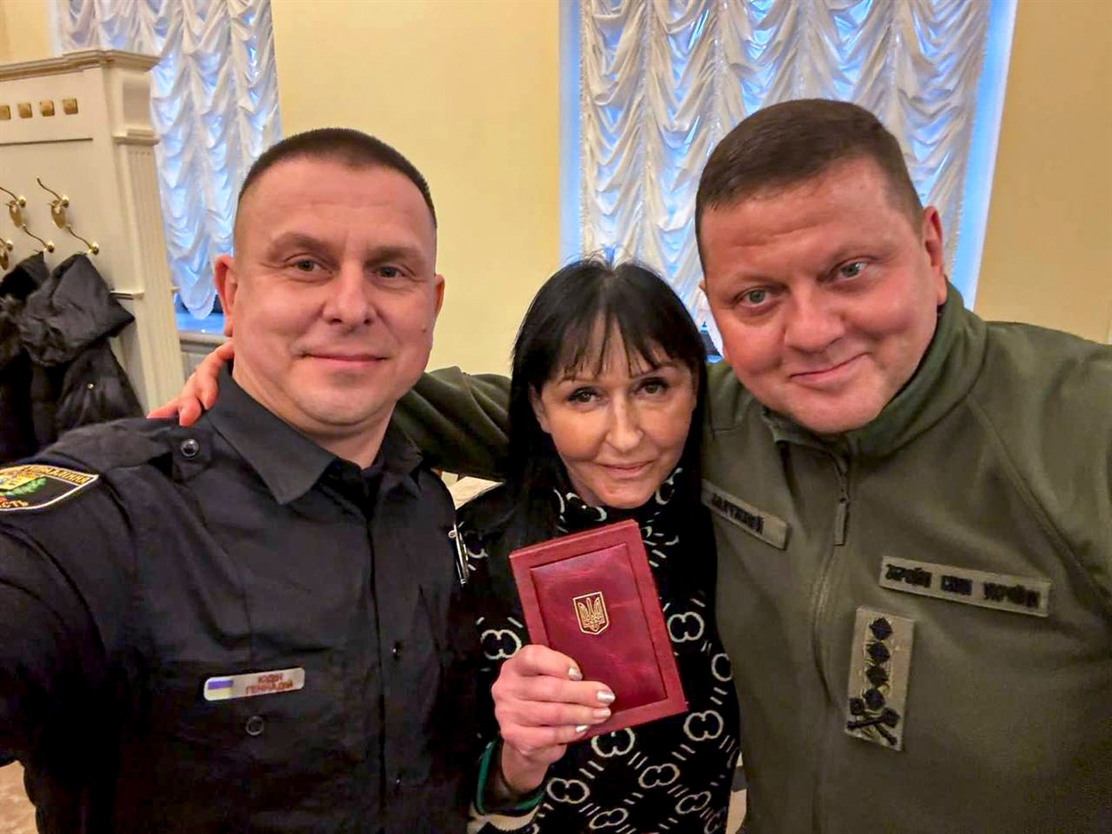 Привітав поліцейського Валерій Залужний