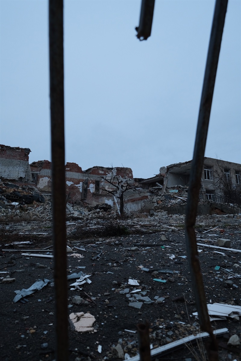 Зруйнована школа у селі Долина. Святогірська громада, Донецька область 
