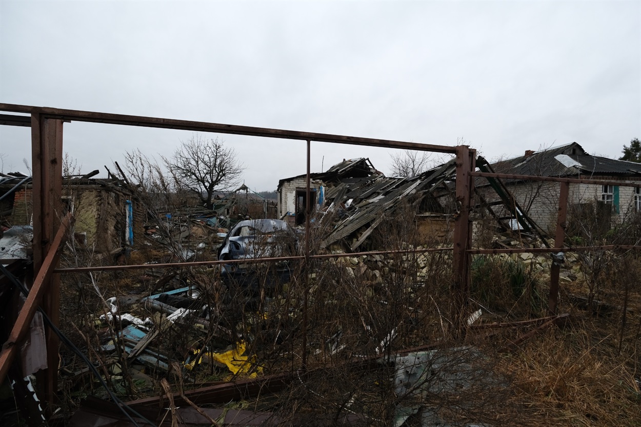 Одне зі зруйнованих подвір'їв у Богородичному