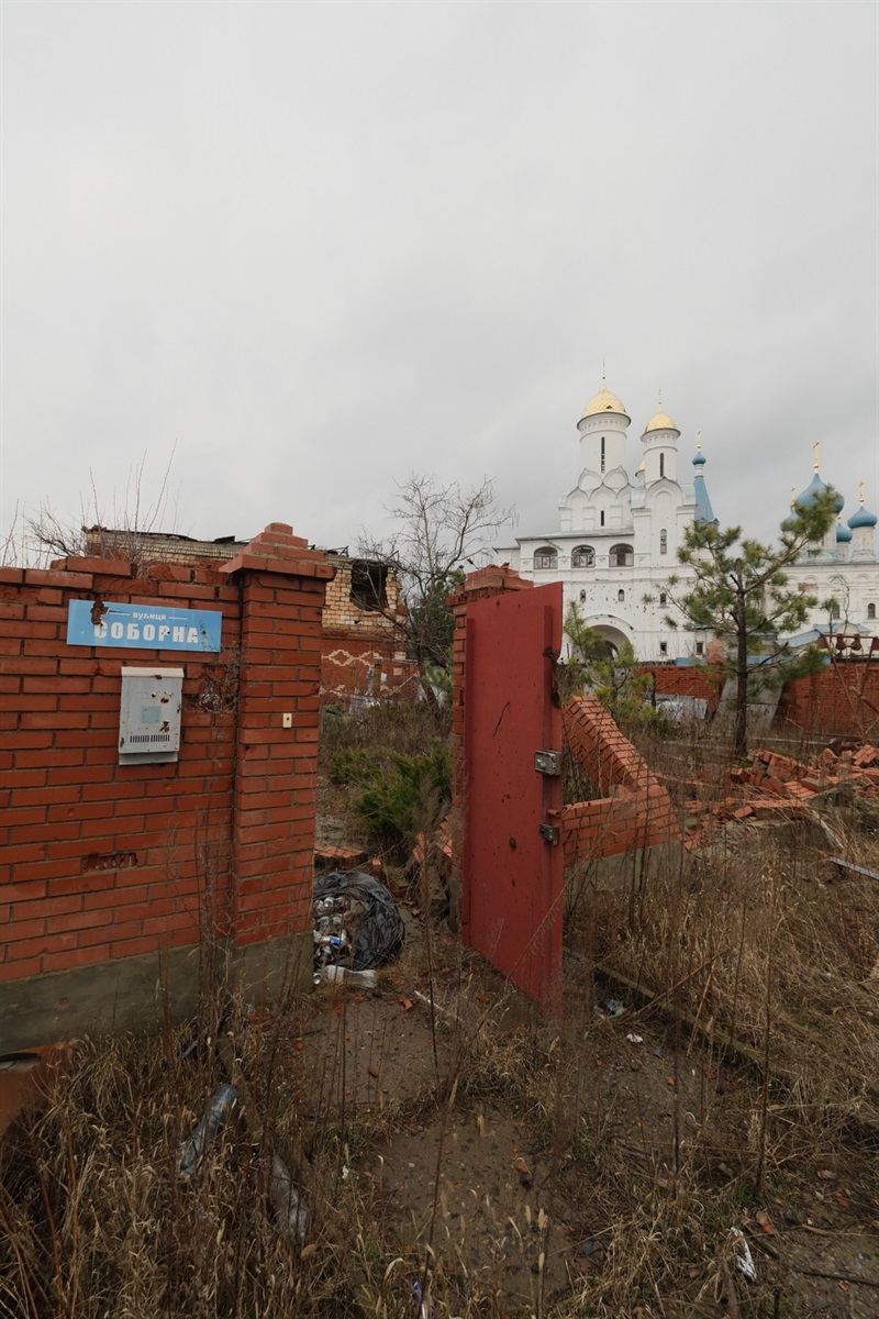 Все, що залишилось від подвір'я у Святогірську, де до повномасштабної війни жили люди