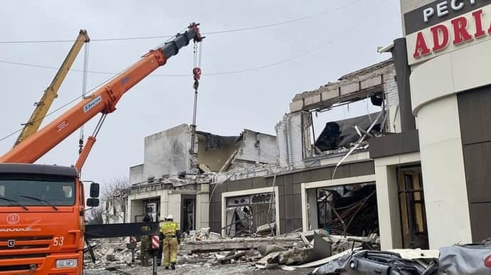 Зруйнований заклад у Лисичанську