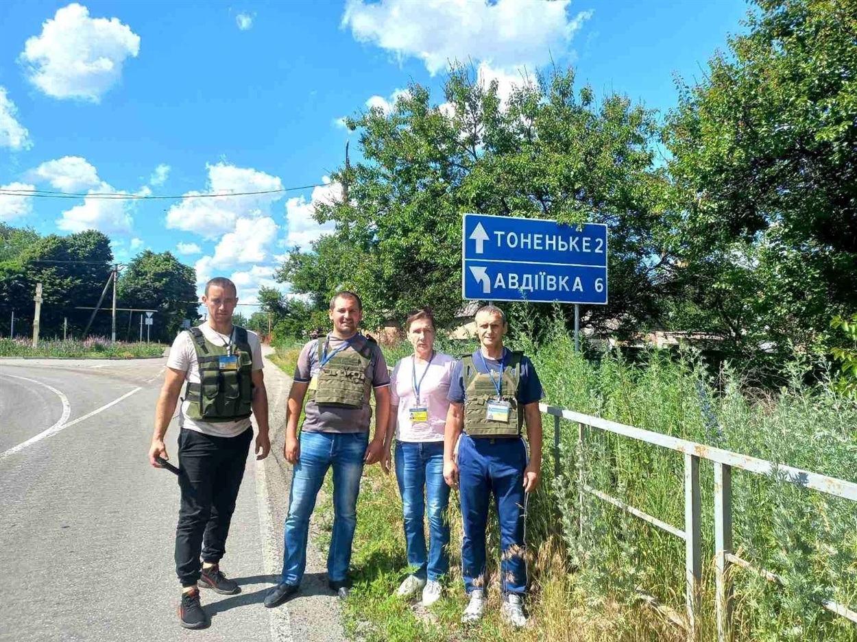 Олена активно допомагала місцевим