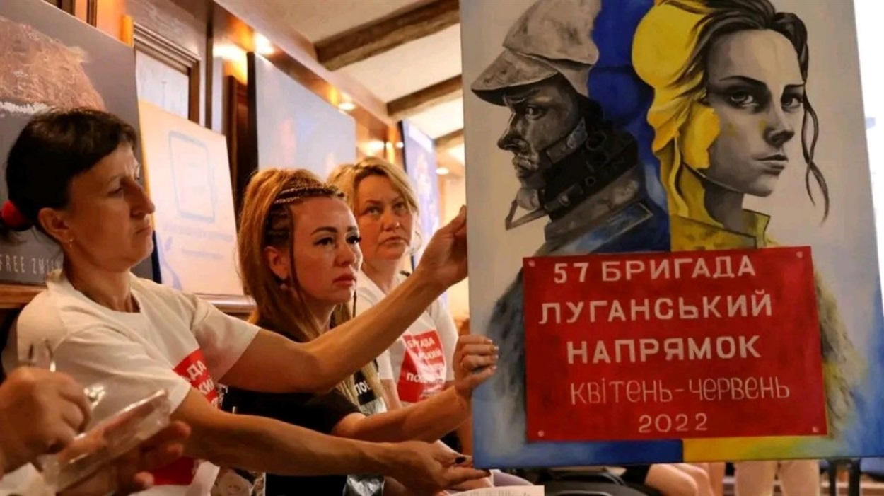 Рідні військовополонених під час однієї із зустрічей