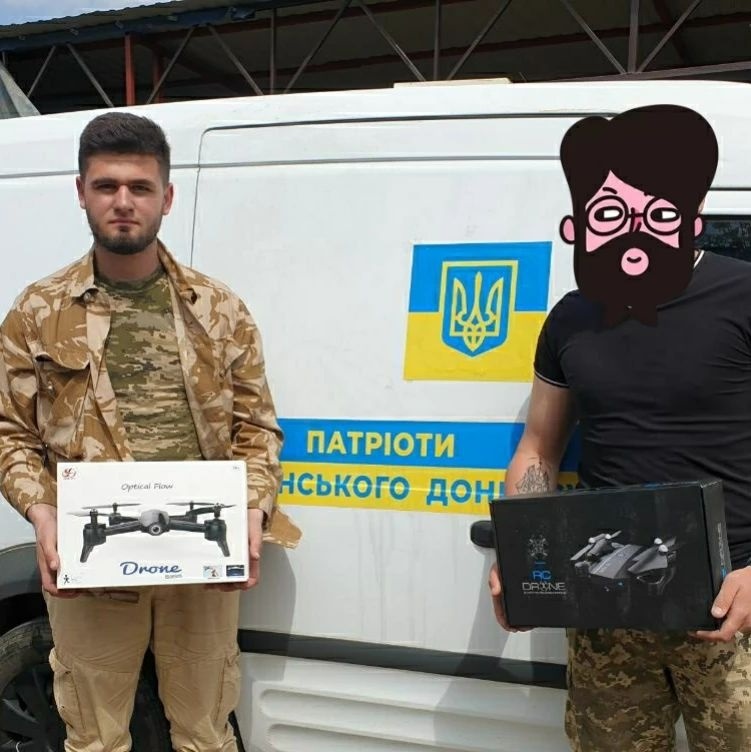 Олександр разом з членами Молодіжної ради Покровська допомагає і військовим, і цивільним