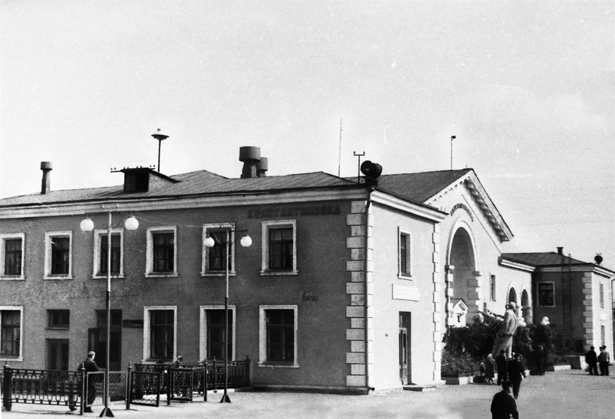 Новозбудований вокзал у Костянтинівці, 1950-ті роки