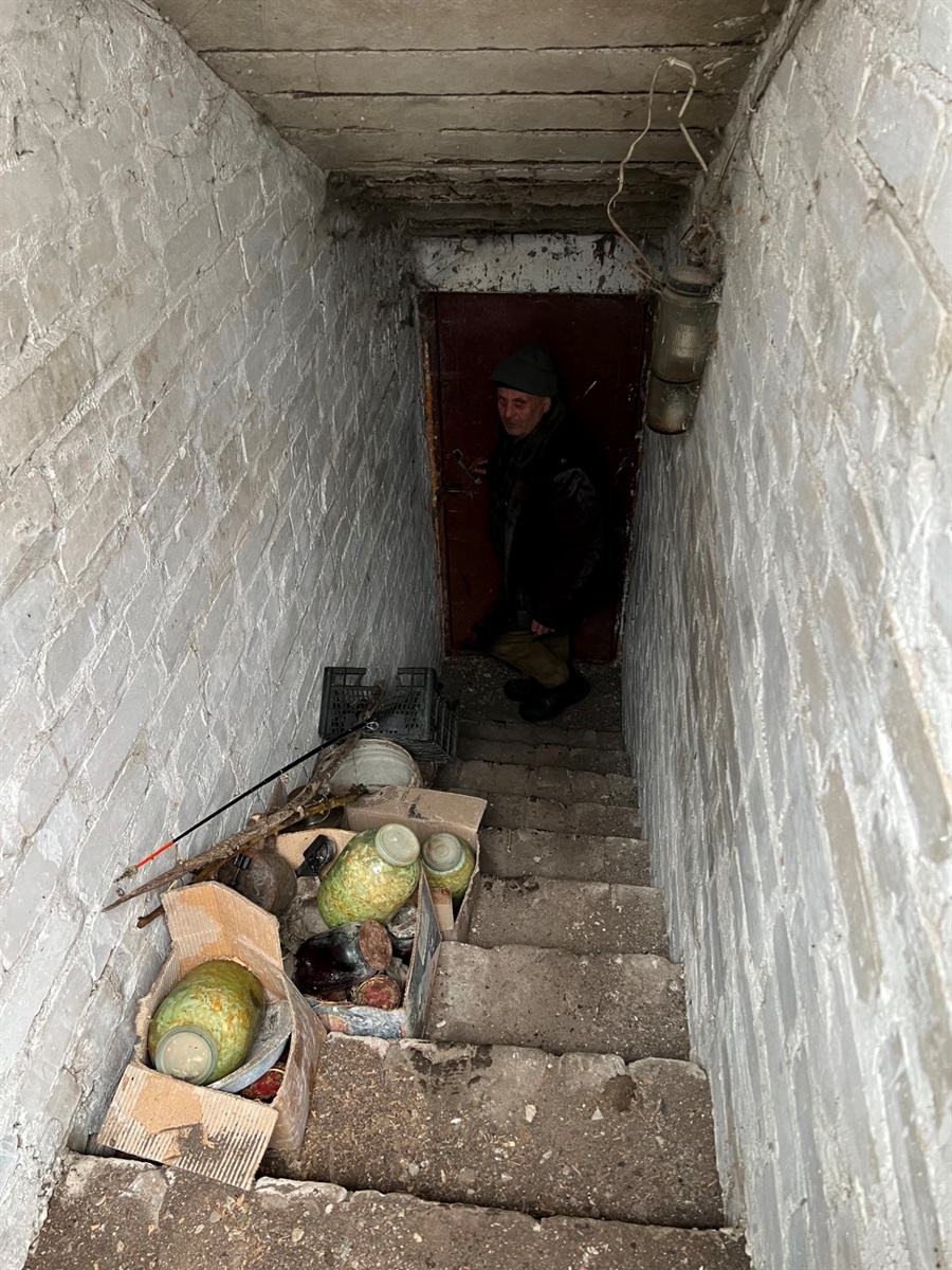 Микола з сином поки могли ховалися від обстрілів у погребі, а потім пішли до сховища у церкву