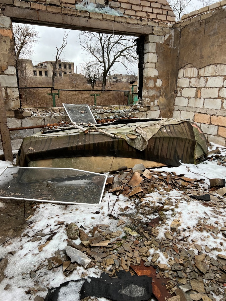 Човен, який Микола зберігає у розбитому будинку, з надією порибалити