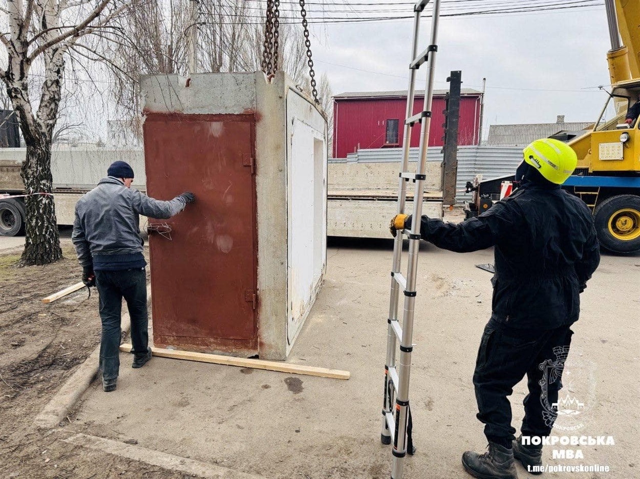 У Покровську встановлюють бетонні укриття