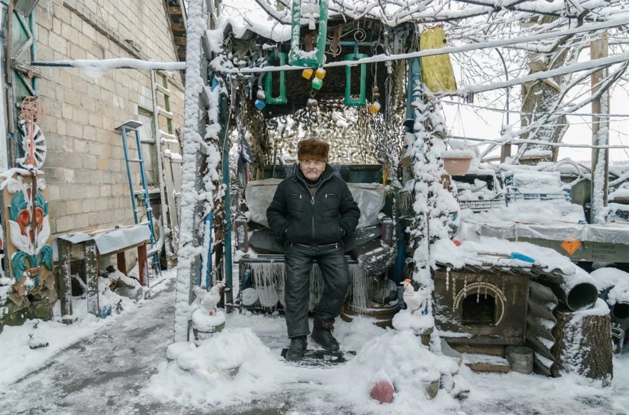 Віталій на подвір'ї свого будинку