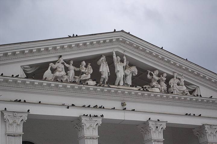Скульптури на фасаді Маріупольського драмтеатру