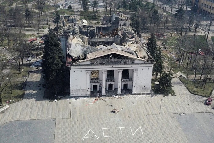 На жаль, напис "ДЕТИ" не зупинив окупантів і вони прицільно вдарили авіацією по драмтеатру