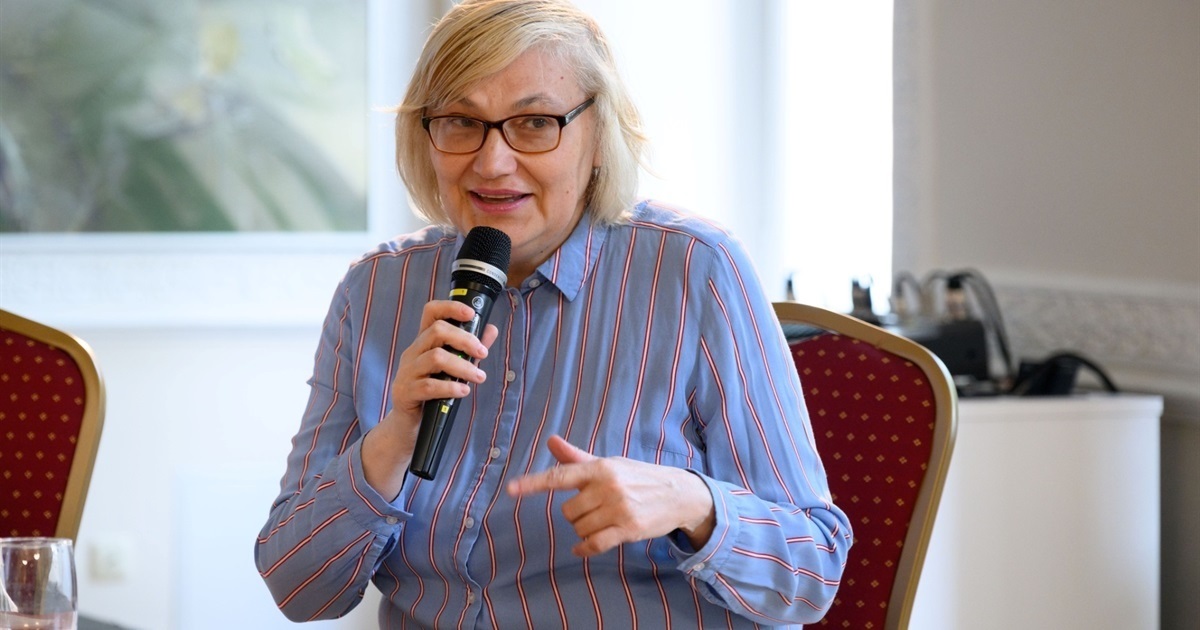 Галина Кутнякова нині у Вільнюсі. Їй і її донькам пощастило вижити у драмтеатрі під завалами, вони прийшли туди за кілька годин до авіаудару