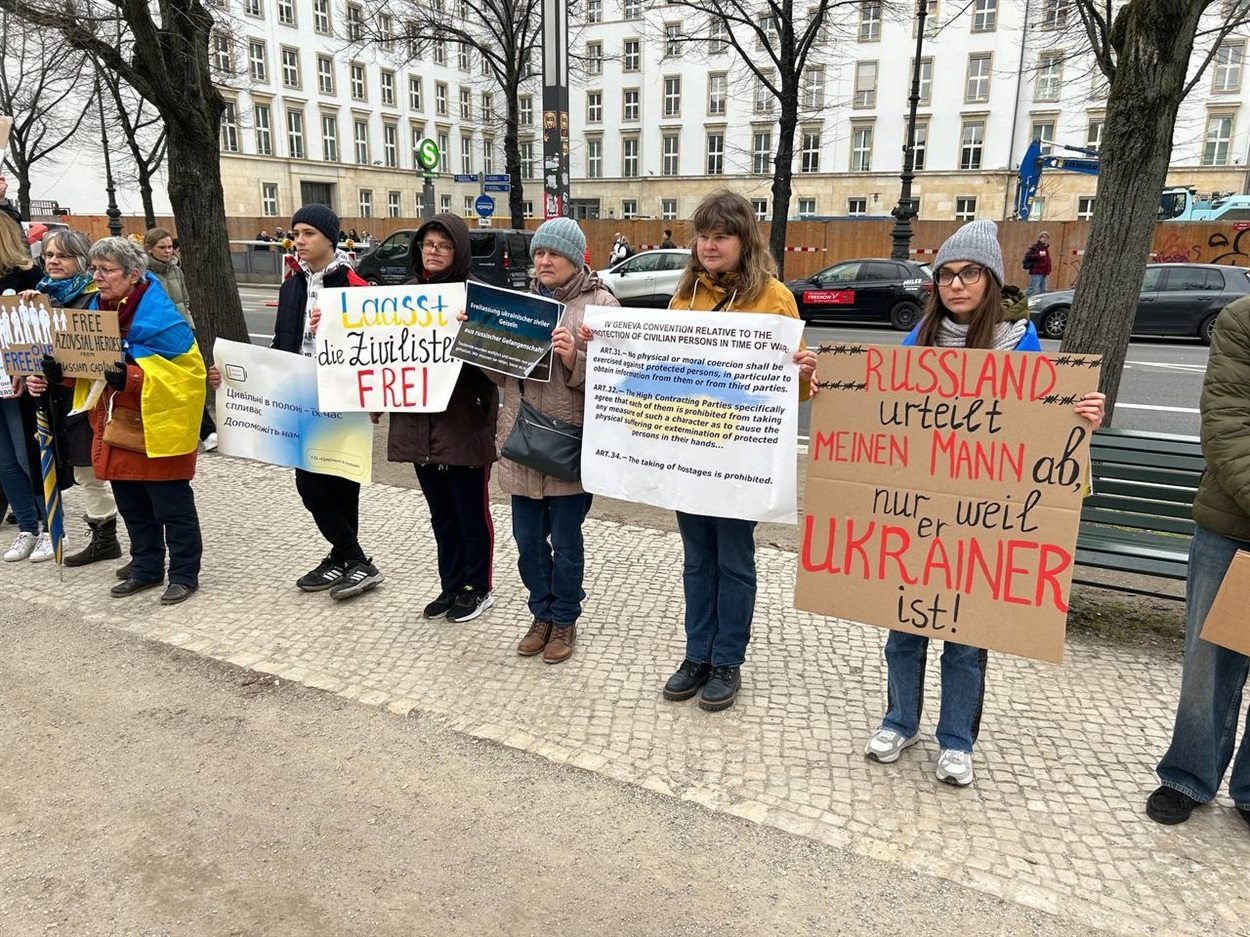 Люсьєна (перша справа) на мирній акції на підтримку полонених у Берлині