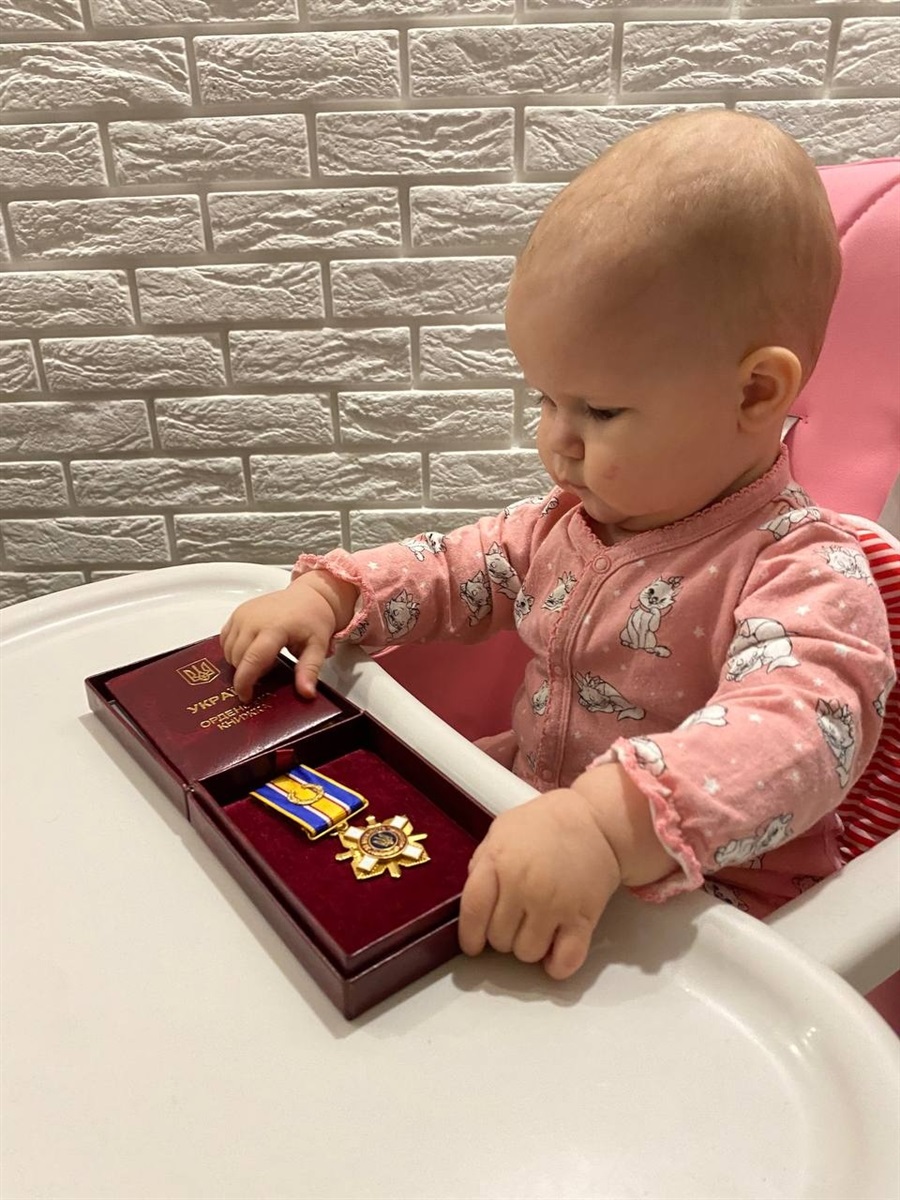 Афіна з нагородою батька, яку він отримав посмертно