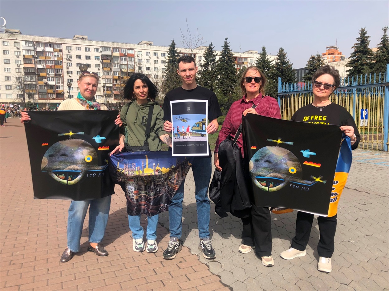 Раїса - ліворуч, Світлана - друга справа. Малюнок на банерах авторства Катерини Прокопенко
