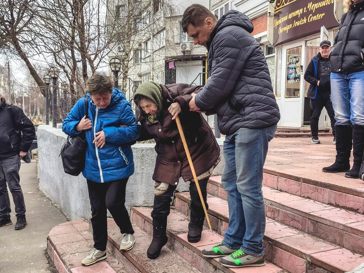 Евакуюватися допомагають маломобільним та літнім