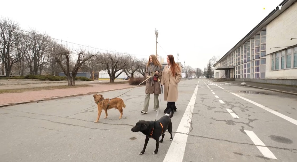 Софія та Ірина на прогулянці з Патріком та Чопою