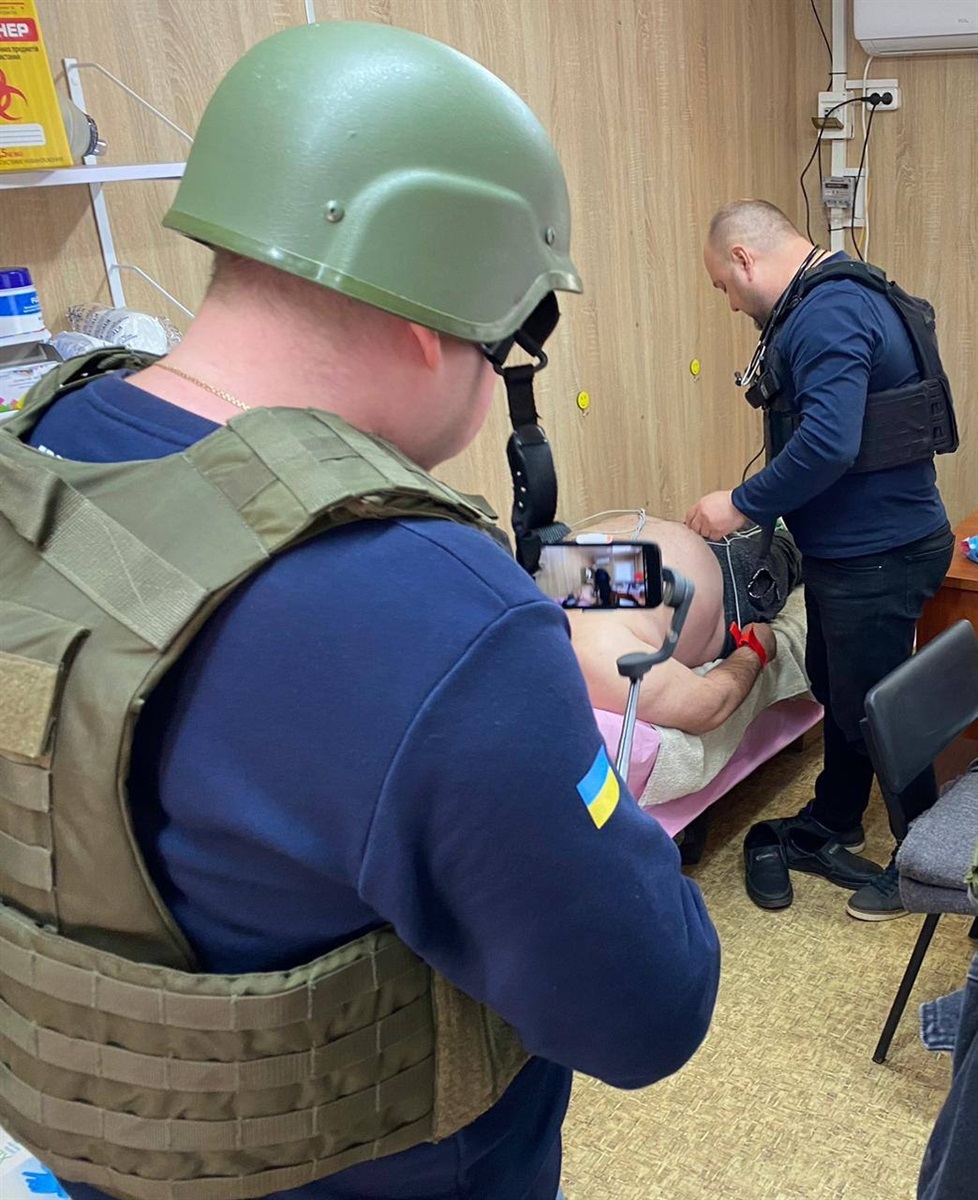 Медики надають допомогу місцевому жителю