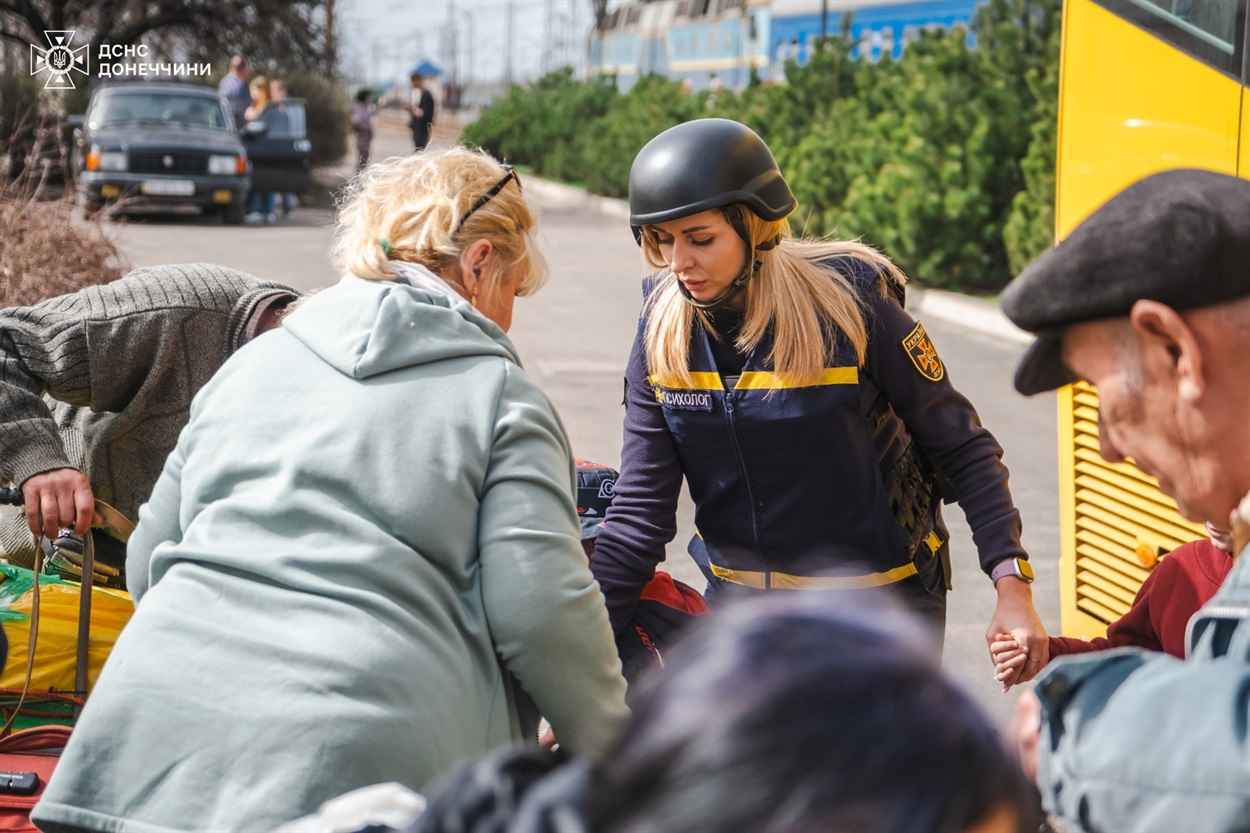 Психологиня допомагає людям під час евакуації у Донецькій області