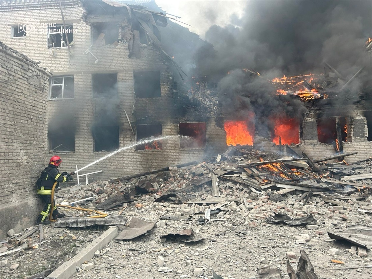 Ліквідація пожежі після ворожого обстрілу у Лимані