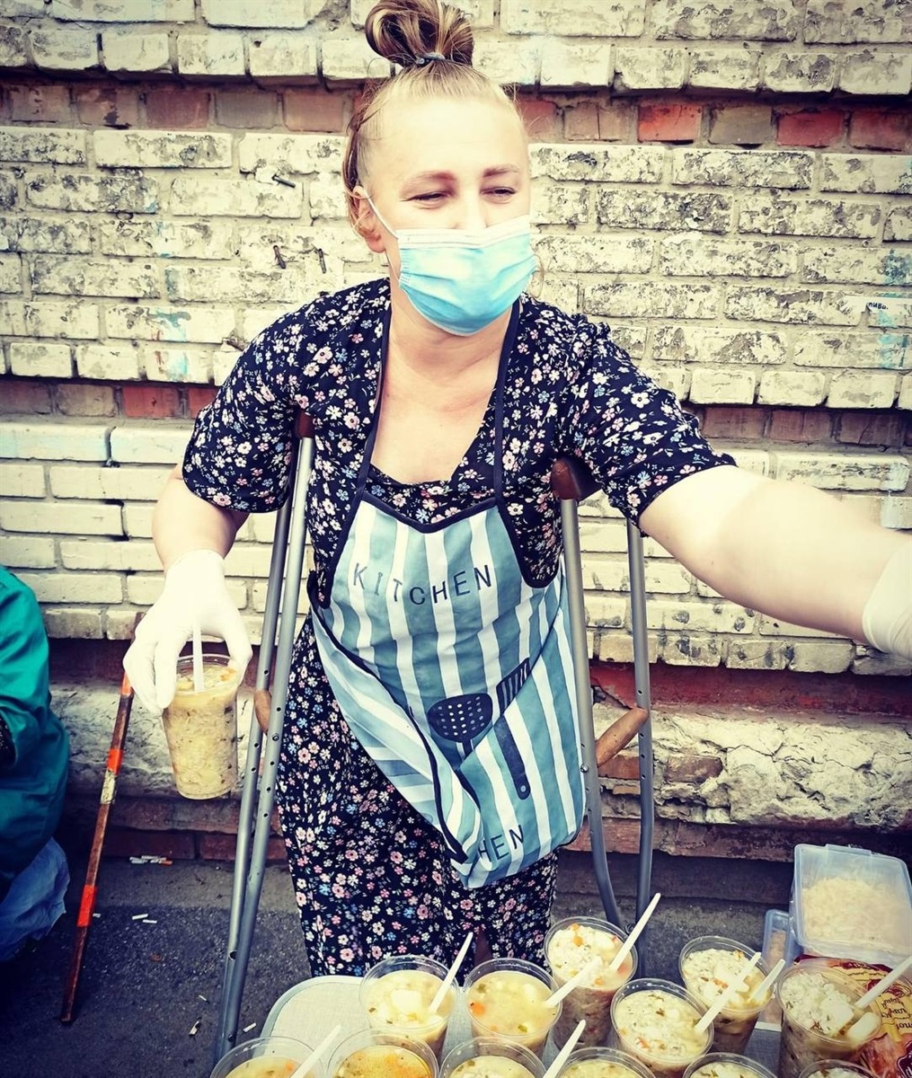 Інна Політова роздає гарячі обіди 