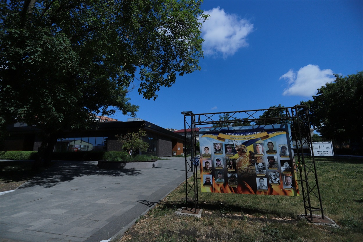Фото загиблих захисників із Покровська на бульварі Козацької слави у Покровську